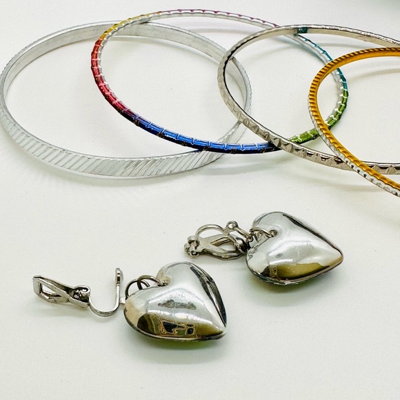 Vintage Heliotrope Heart Clip Earrings - Picture 3 of 12